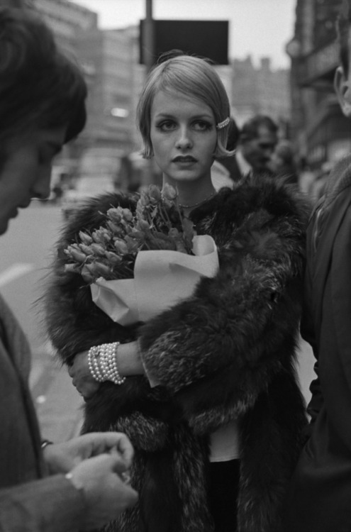 Twiggy in fur and pearls (1967)
